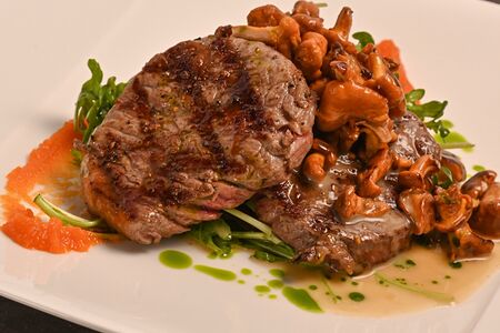 Медальоны из телятины с руколой и лисичками