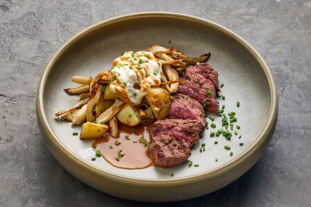 Оленина с вешенками и соусом юдзу-кофе