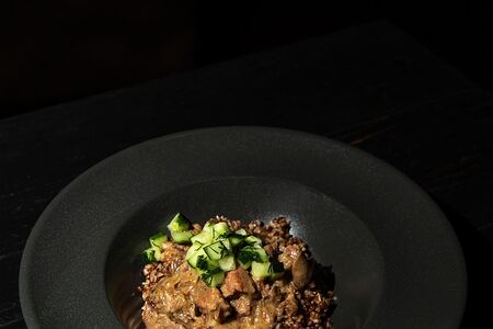 Строганов на гречке с грибным соусом и малосольным огурцом