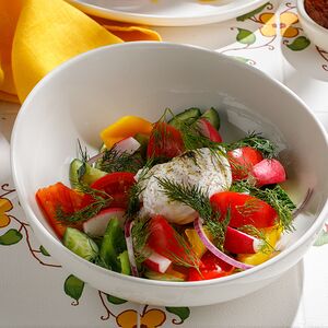 Овощной салат с яйцом пашот