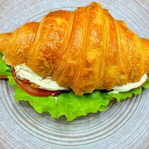 Круассан с курицей Цезарь