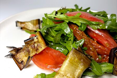 Салат с баклажаном, руколой, вялеными томатами
