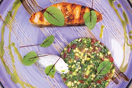 Стейк из лосося с неаполитанской сальсой