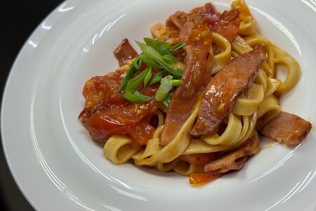 Паста свит чили с томатами и окороком
