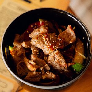 Лапша яичная с овощами и свининой