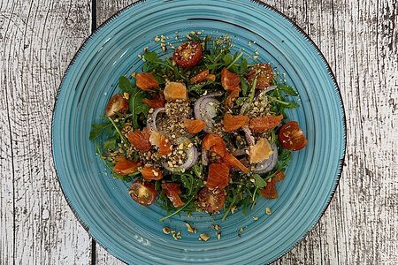 Салат с семгой, рукколой и черри