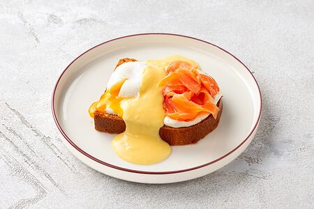 Бенедикт на бриоши со слабосоленым лососем и голландским соусом