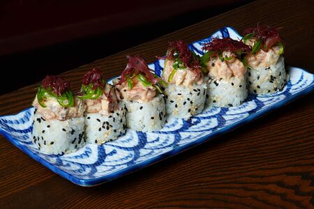 Ролл с креветкой, лососем, угрем, мисо и водорослями