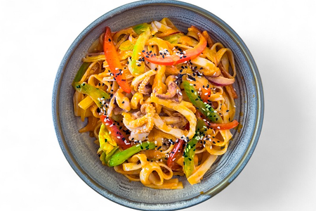 Wok с морепродуктами в соусе Том-Ям