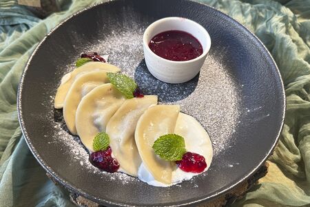 Вареники с творогом и домашним малиновым вареньем и взбитой сметаной