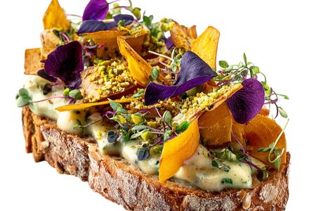 Брускетта со сливочным соусом и чипсами батата