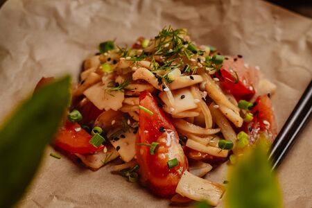 Мык Сао Кальмары, жаренные с овощами