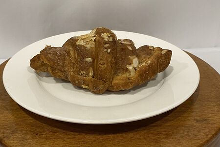 Круассан с миндальным кремом