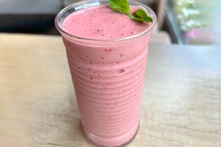 Розовый смузи с коллагеном