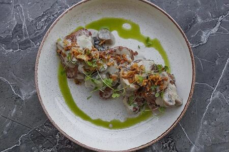 Медальоны из свинины под сливочным соусом