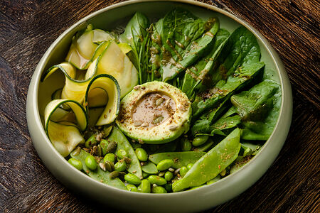 Большой зеленый салат с авокадо