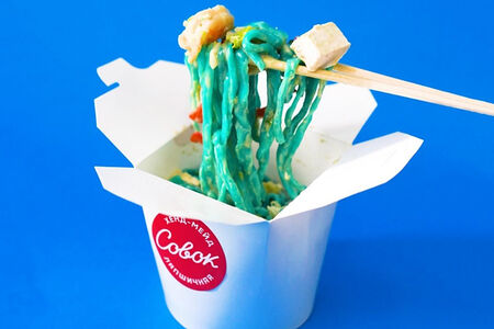 Лапша цвета неба с овощами