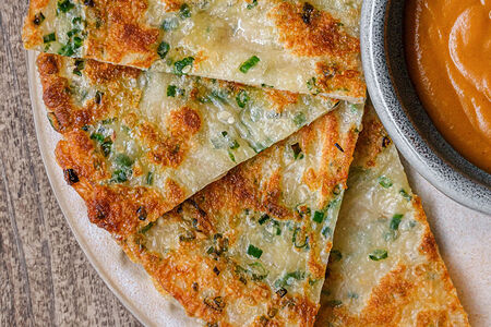 Лепешка с зеленым луком на гриле, карри