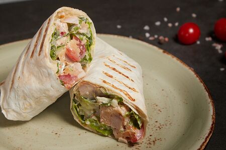 Сэндвич с цыпленком терияки в лаваше