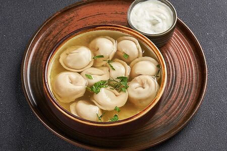 Пельмени ручной лепки со сметаной