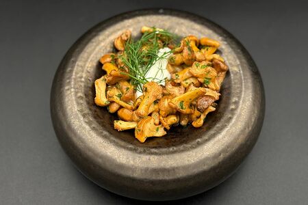 Лисички, жаренные с чесноком и луком, со сметаной