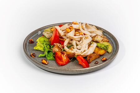 Теплый салат с кальмаром, чили и арахисом