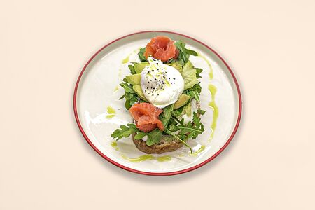 Авокадо-тост с лососем и яйцом пашот