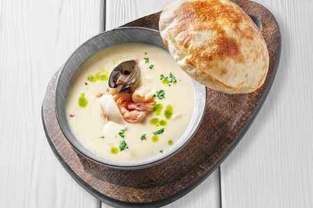 Суп Клэм-чаудер с морепродуктами