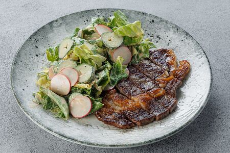 Салат с рибаем 