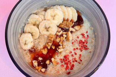 Каша овсяная на кокосовом молоке с бананом и клубничным вареньем 