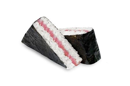 Онигири с тунцом