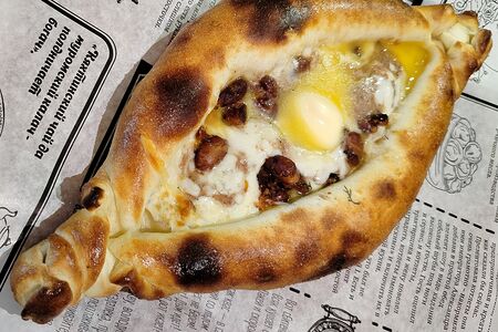 Хачапури по-аджарский с красной фасолью