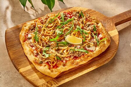 Пицца с тунцом и луком фри