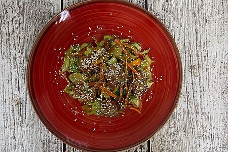 Салат со свининой в кунжуте