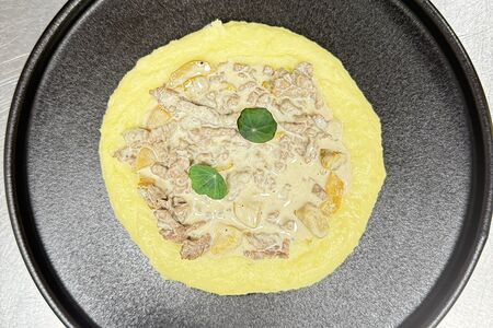 Бефстроганов из мраморной говядины с белыми грибами