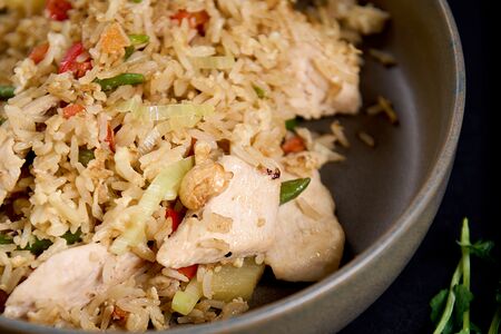 Жареный рис по-тайски с курицей и ананасом 