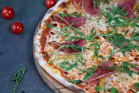 Пицца с грушей, пармской ветчиной и голубым сыром