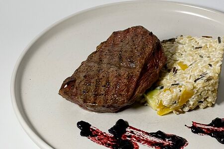 Стейк с рисом, овощами в сливочном соусе 