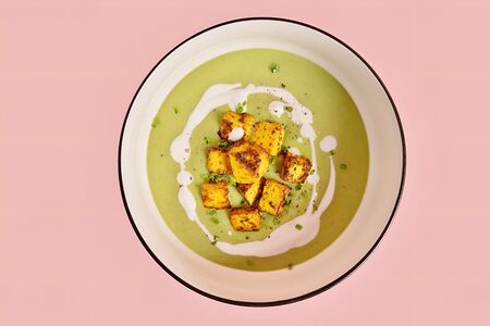 Крем суп из цукини с карри и пряным тофу