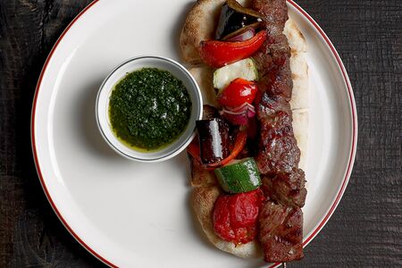 Шашлык из говядины, печеные овощи, соус томатный