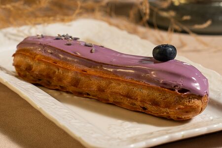 Эклер Чернично-лавандовый