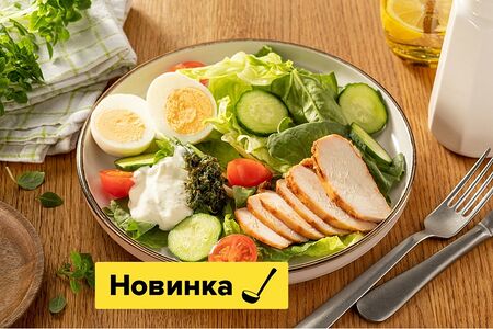 Салат с курицей и сметанным песто