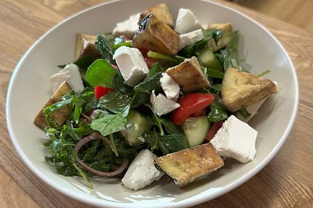 Салат с баклажаном и сыром фета