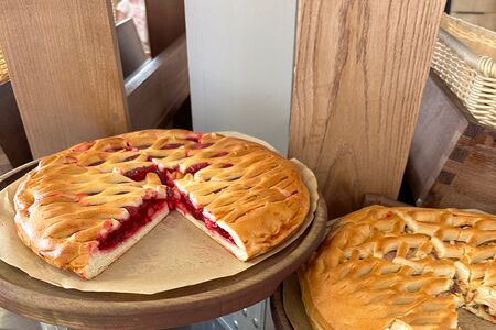 Пирог с клубникой на сдобном тесте 