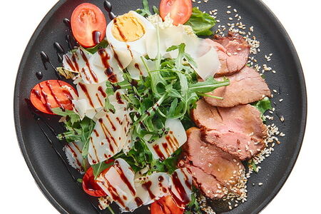 Салат с ростбифом и рукколой