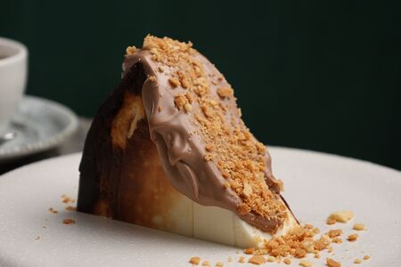 Чизкейк Сан-Себастьян с соусом из молочного шоколада