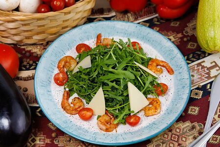 Рукола с креветками