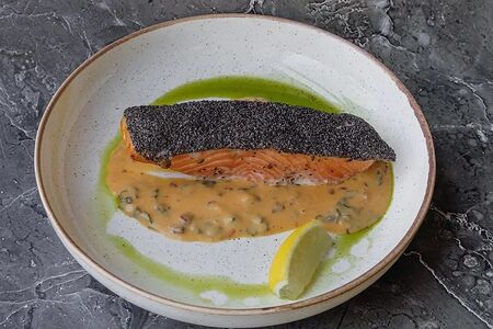 Стейк из форели с маком и сливочным соусом