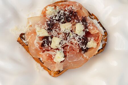Бриошь с луковым вареньем, горгонзолой и прошутто 