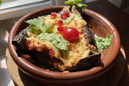 Запеченный баклажан с телятиной и сыром